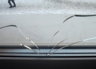 Сколы разломы на поверхности стекла окна